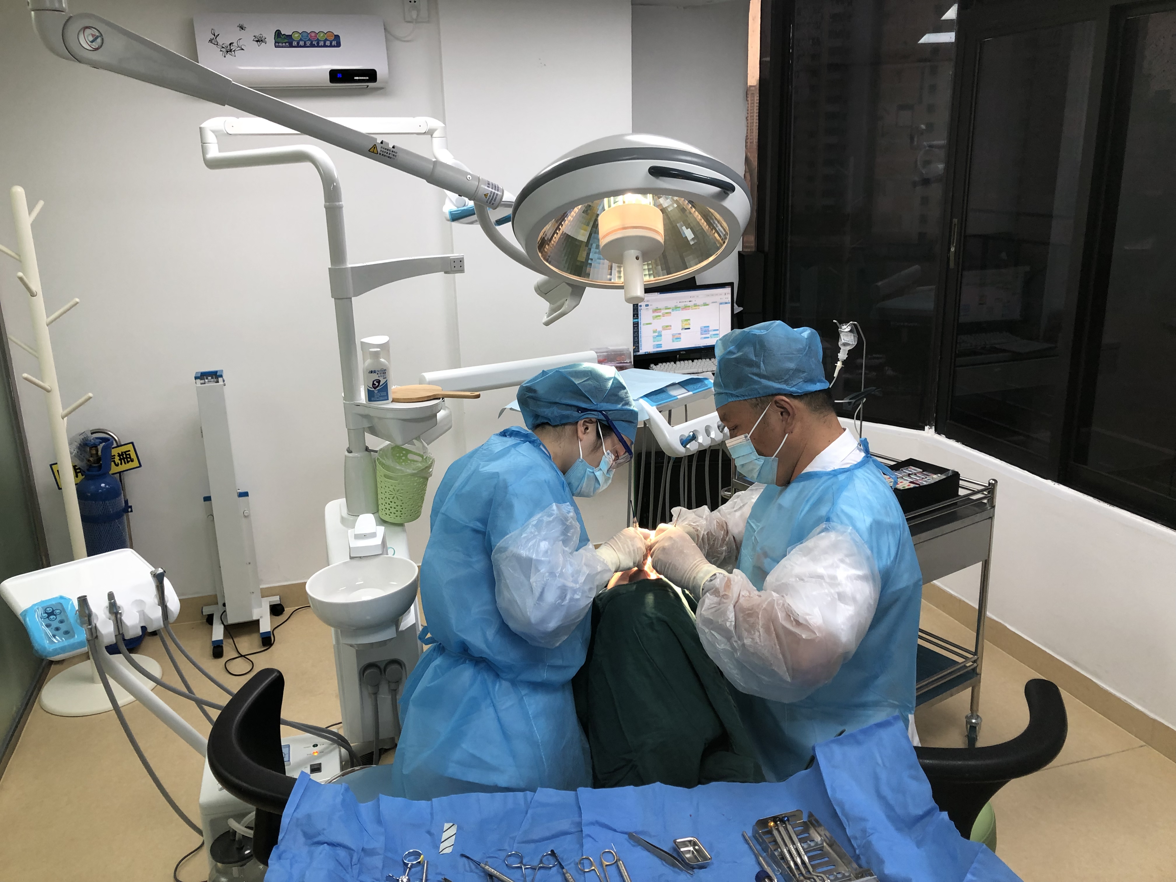 種植牙過程中規範四手操作，無菌操作